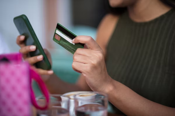 Ouvrir un Compte Bancaire en Ligne Sans Justificatif : Le Guide Complet 2025