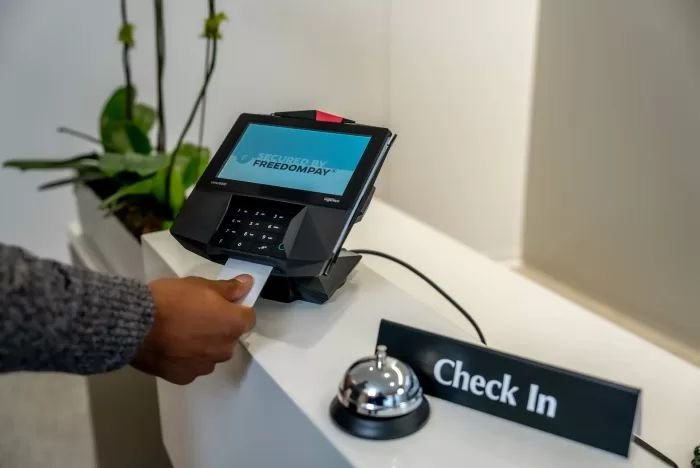 Donner son numéro de carte bancaire pour réserver un hôtel : risque ou normal ?