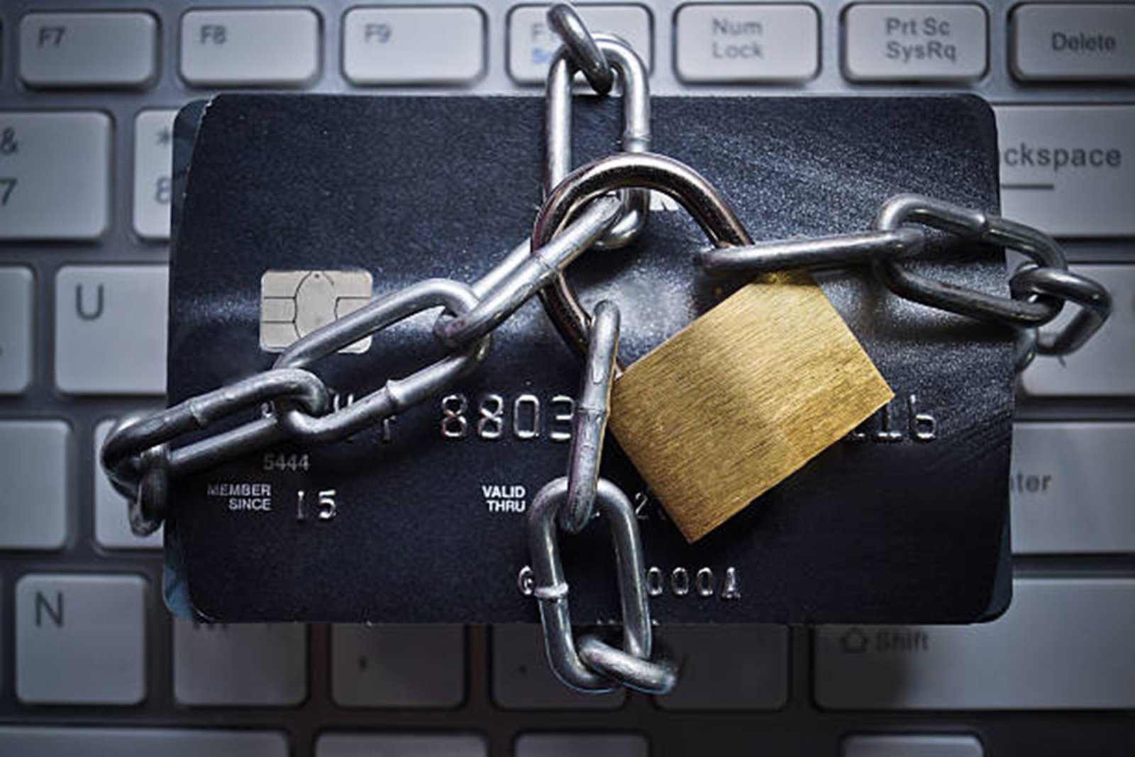 Protège carte bancaire anti-piratage : est-ce vraiment efficace ?