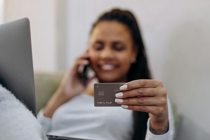 Carte bancaire pour interdit bancaire : quelles solutions ?